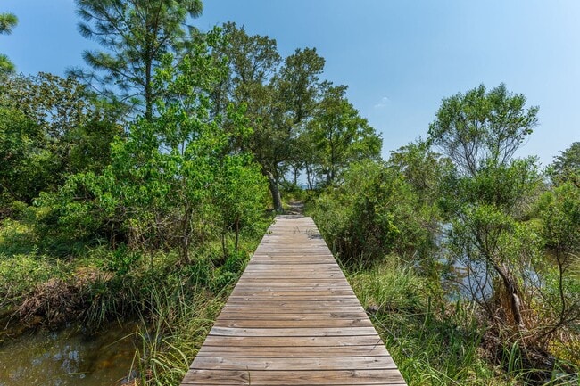Building Photo - Spacious Home in Navarre!