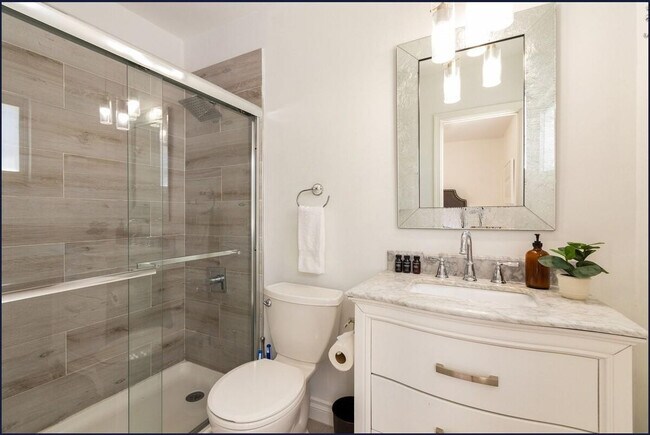 Building Photo - 3350 NE 14th Ct