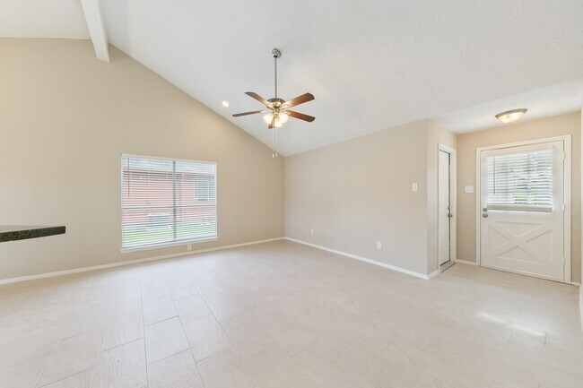 Building Photo - 1911 Highcrest Dr