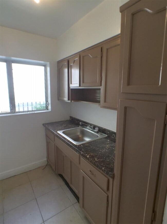 Building Photo - 825 Euclid Ave