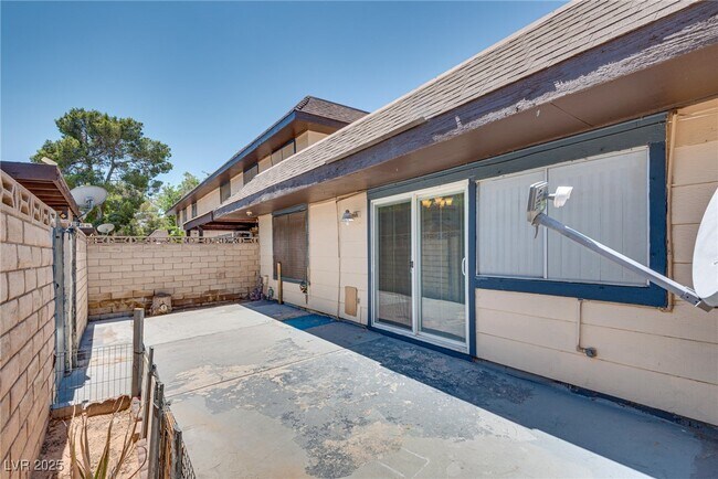Building Photo - 6211 Meadow Brook Ln