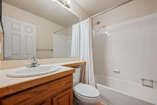 Building Photo - Beautiful 4-Bedroom Home in Lakewood with Finished Basement & Private Backyard