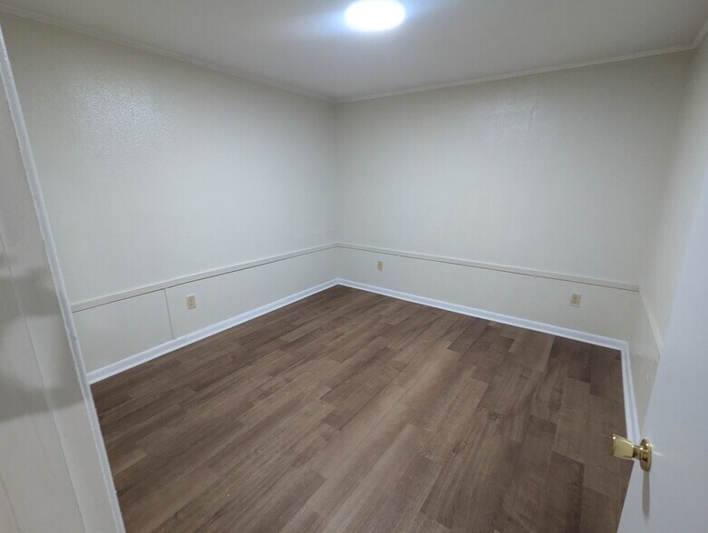 Building Photo - 1615 Dawnview Ln