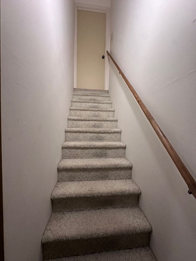 Building Photo - Maryville 37803 - 5 bedroom, 3 bath home - Contact Karen Robertson (865) 454-7626