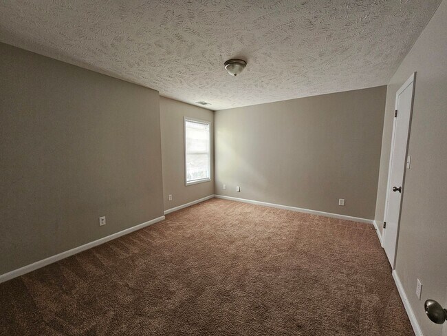 Building Photo - NEW LISTING!!!! Dont Miss Out
