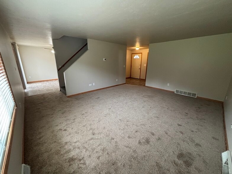 Building Photo - 3222 Lakeview Dr