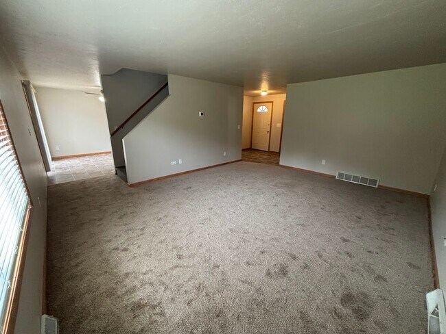 Building Photo - 3222 Lakeview Dr