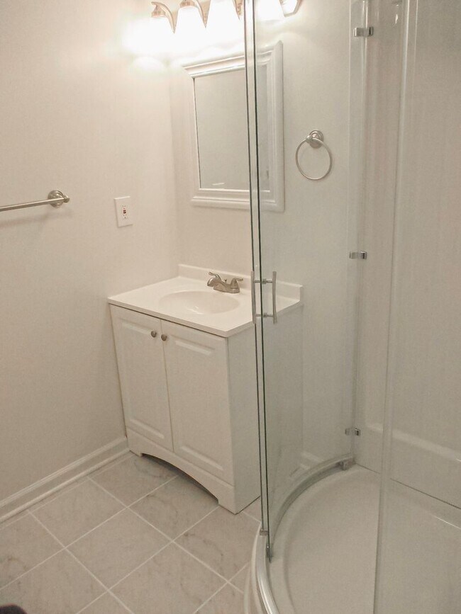 Building Photo - Ideal 3 Bedroom 2 Bath Colonial Just Over ...
