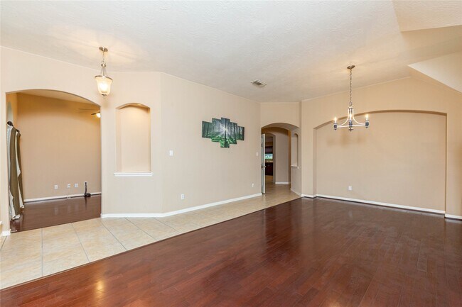 Building Photo - 2201 Signal Hill Dr