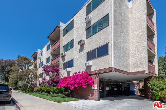 Building Photo - 530 S Barrington Ave