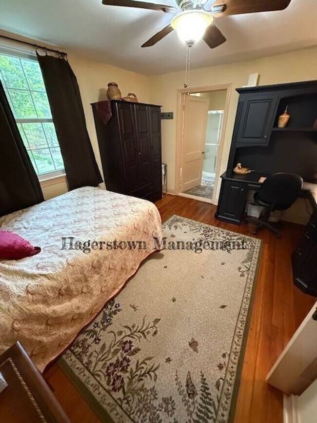 Building Photo - 3 Bedroom Home Fully Furnished in Pictures...