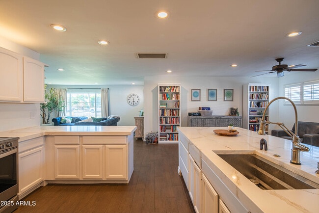 Building Photo - 1909 E Bethany Home Rd