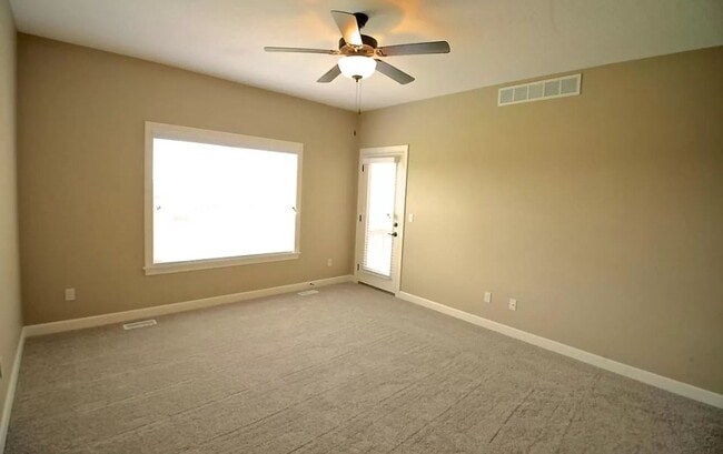 Building Photo - 2020 NW Sharmin Dr