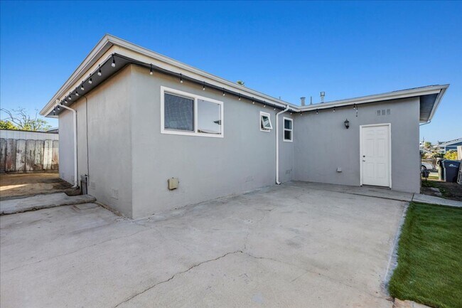 Building Photo - Sunny Seaside 3 bedroom House - Available Now