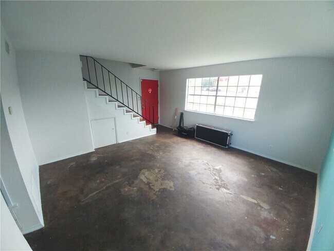 Building Photo - 6900 Manor Rd