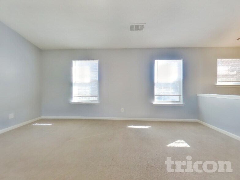 Building Photo - 245 Longview Dr