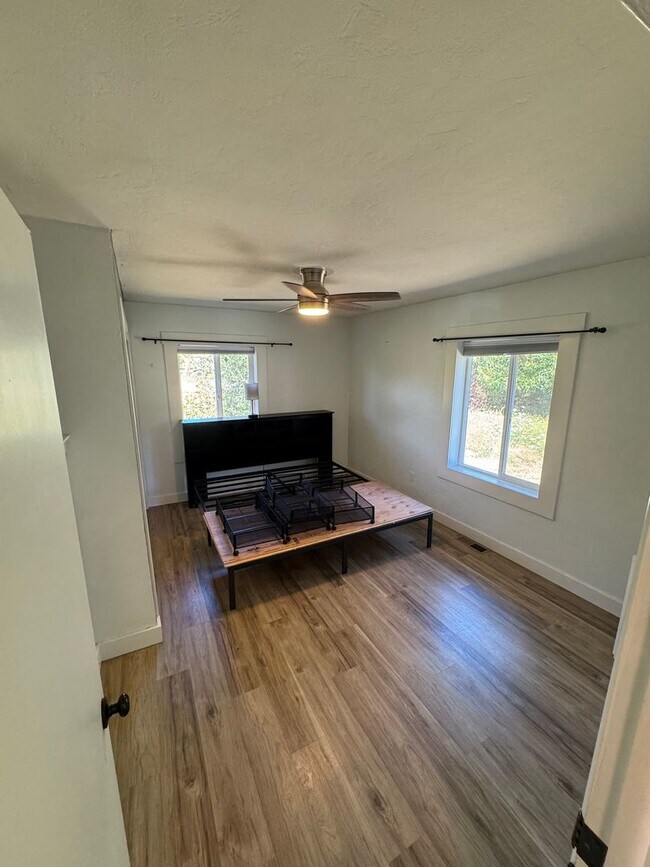 Building Photo - 6620 NE Pettibone Dr