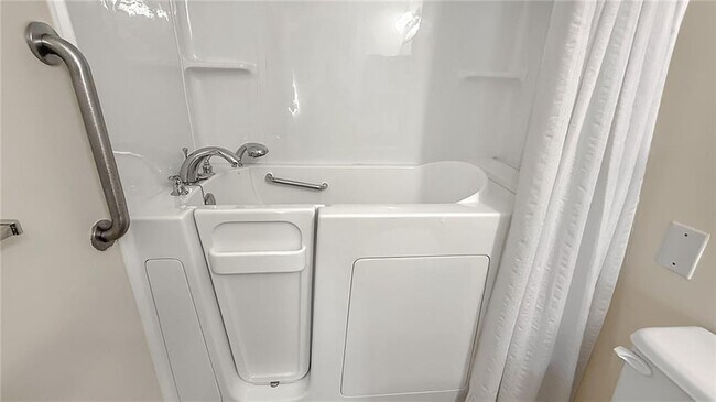 Building Photo - 475 Mount Vernon Hwy NE