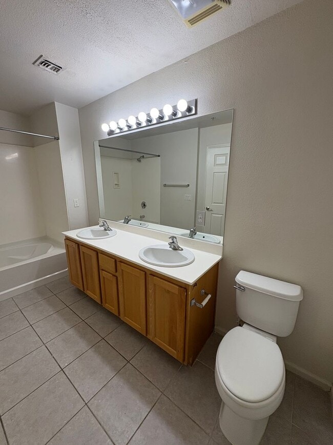 Building Photo - Amazing unfurnished 2 bedroom condo at Par...