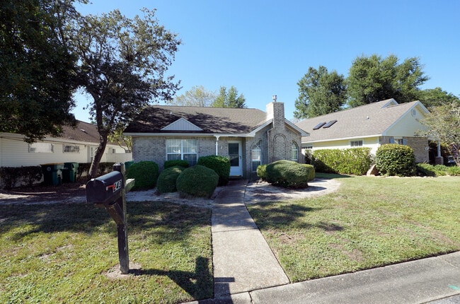 Building Photo - 243 Parkwood Cir