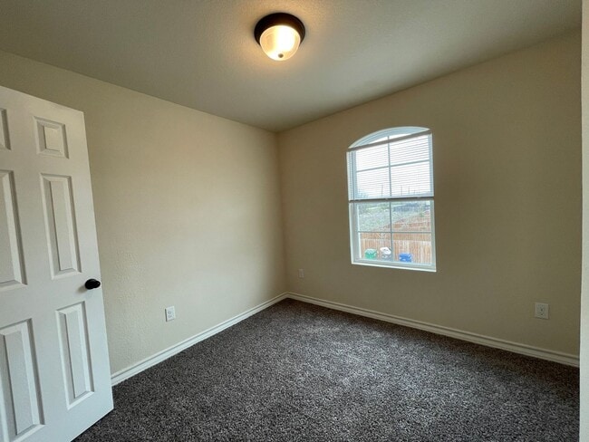 Building Photo - Town home for rent