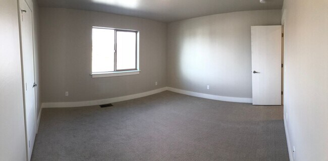 Building Photo - Modern Townhome, Centrally located.