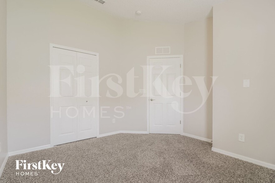 Building Photo - 211 Oak Branch Dr