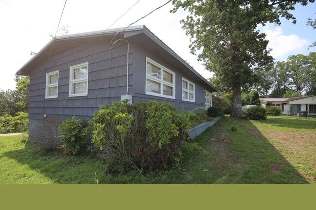 Building Photo - 2816 8th St NE