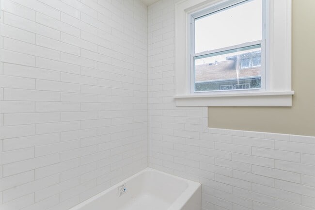 Building Photo - Recently Renovated Central Columbia Bungalow!