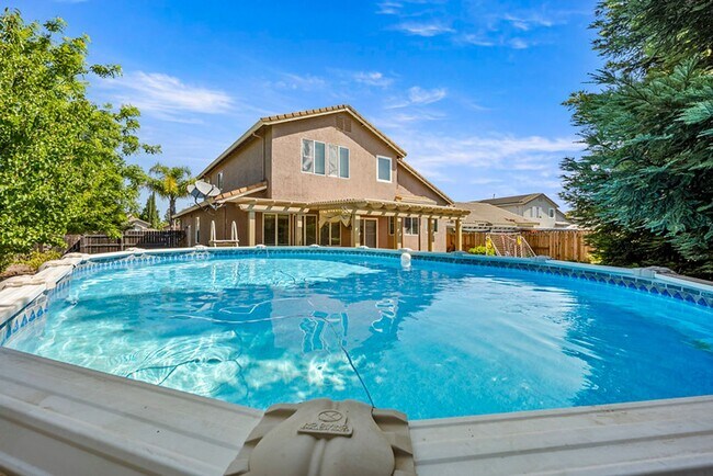 Building Photo - For rent: spacious and updated 5-bedroom, ...