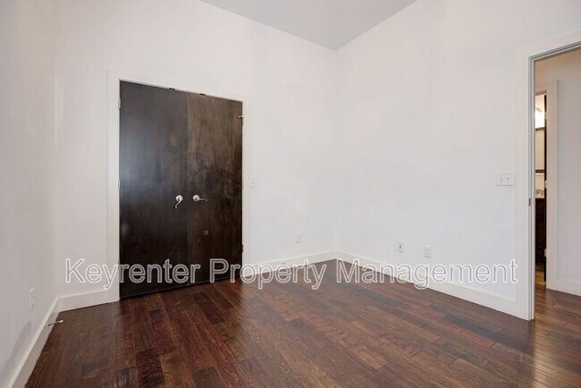 Building Photo - 727 NE 5th St