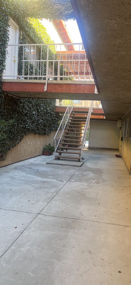 Building Photo - Spacious and Bright Upper Level Unit Ready For Move In!