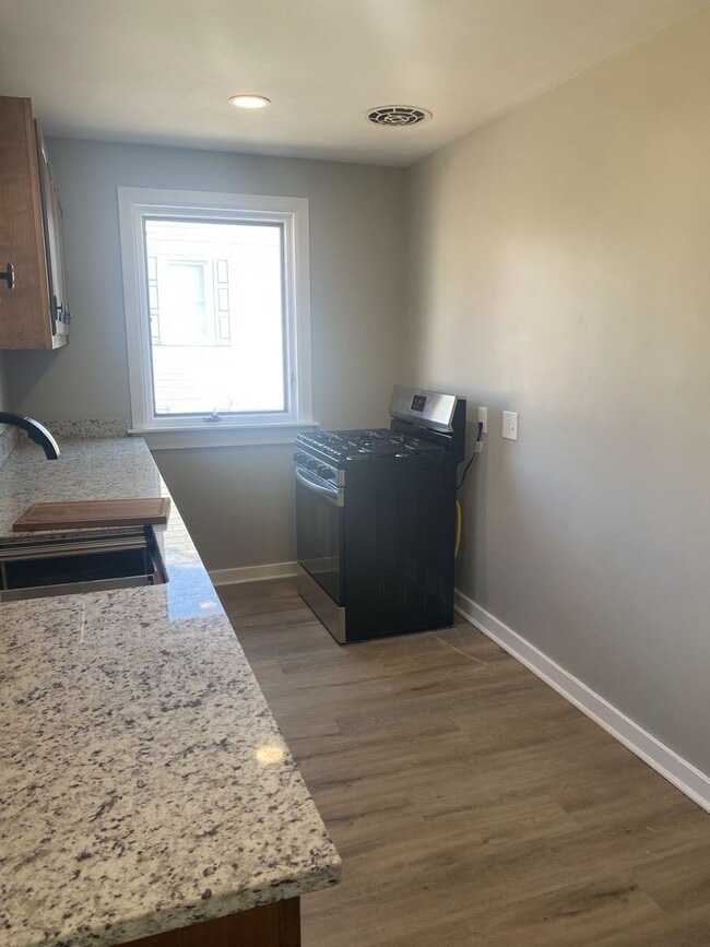 Building Photo - ADORABLE 2 BEDROOM / 1 BATH BRICK RANCH HOME - E McKEEPSPORT