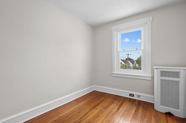 Building Photo - 603 Dayton Rd