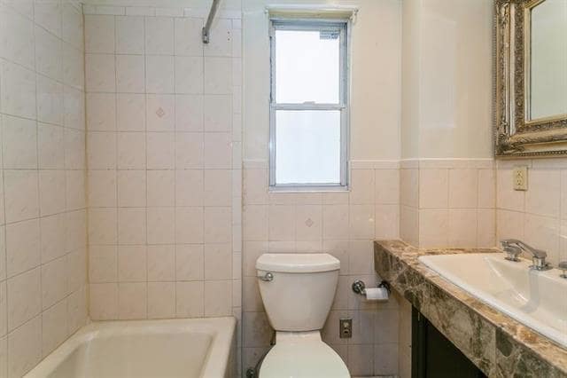 Building Photo - 320 6th St