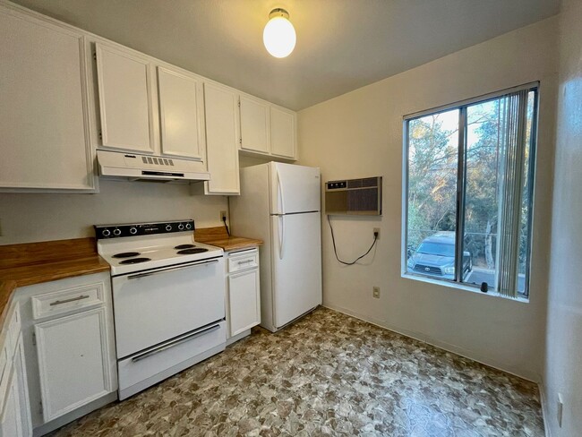 Building Photo - 1 Bedroom 1 Bathroom Single Story Condo on...