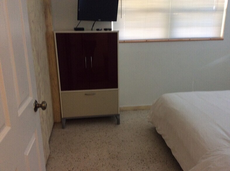 bedroom 3 - 1400 NE 4th Ave