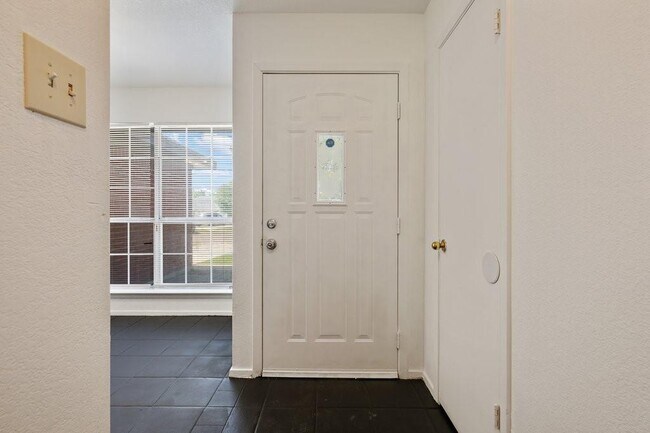 Building Photo - 4601 W Creek Cir