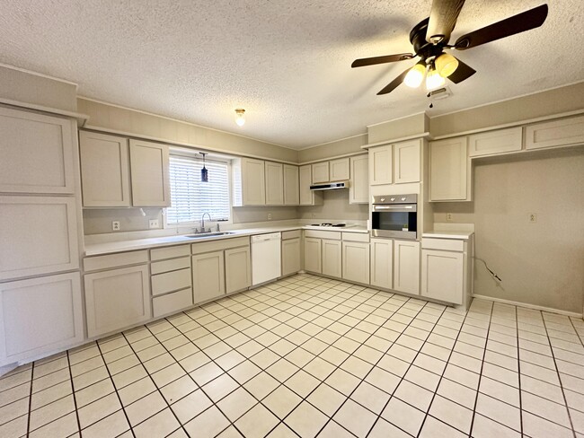 Building Photo - 7006 Vinton Ave