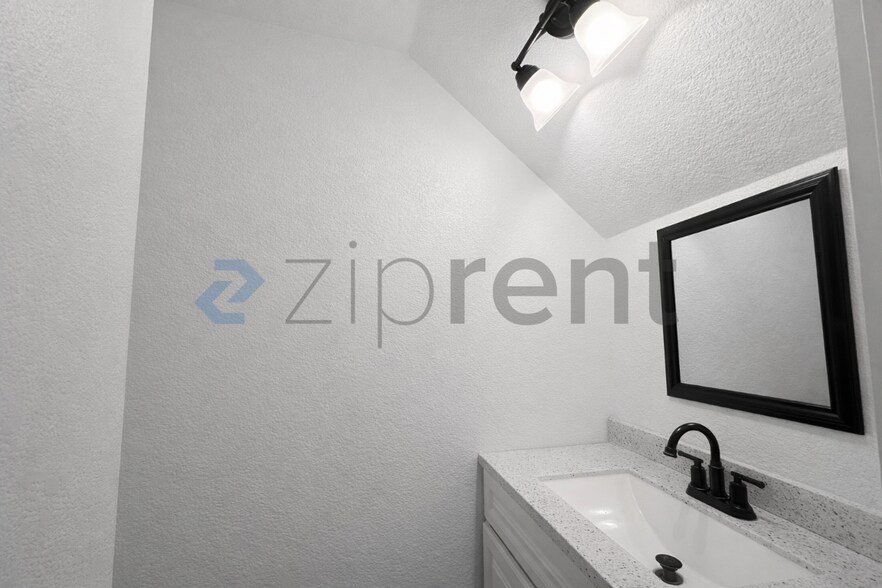 Building Photo - 5188 E Ashlan Ave