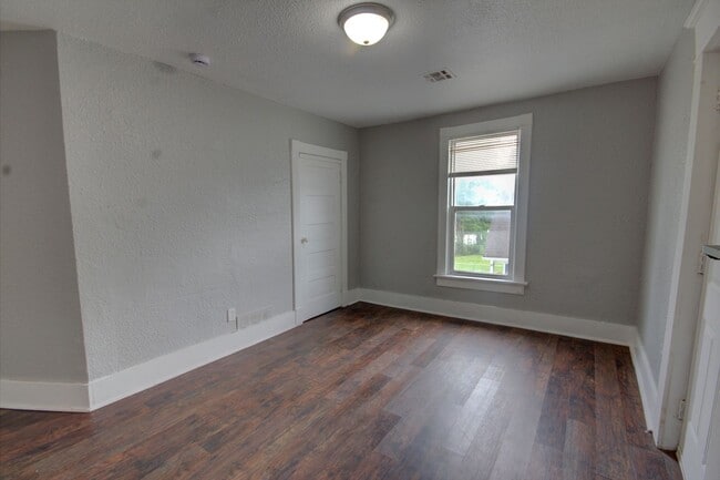 Building Photo - Upper level unit
