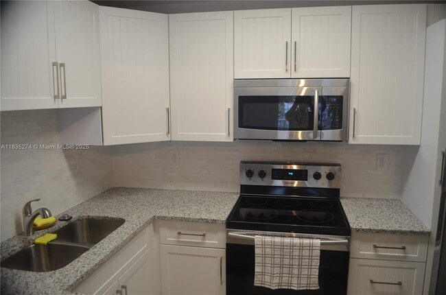 Building Photo - 9301 SW 92nd Ave