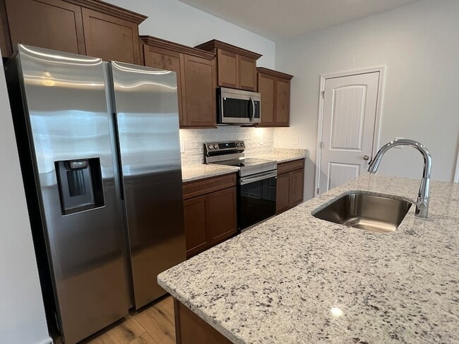 Building Photo - 967 Horse Mountain Rd