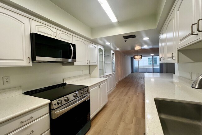 Building Photo - 10390 Wilshire Blvd