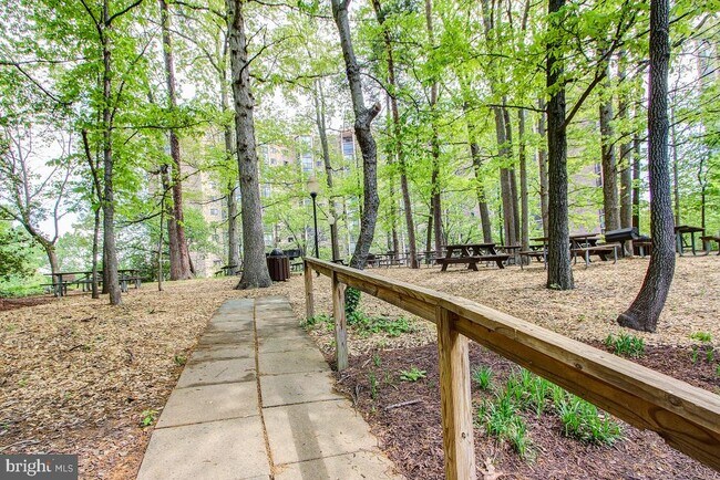 Building Photo - 5904 Mt Eagle Dr