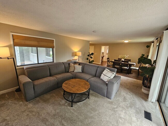 Building Photo - Beautifully Remodeled Home in the Valley