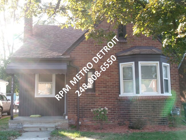 Building Photo - MOVE IN READY 3 BEDROOM BUNGALOW in DETROIT