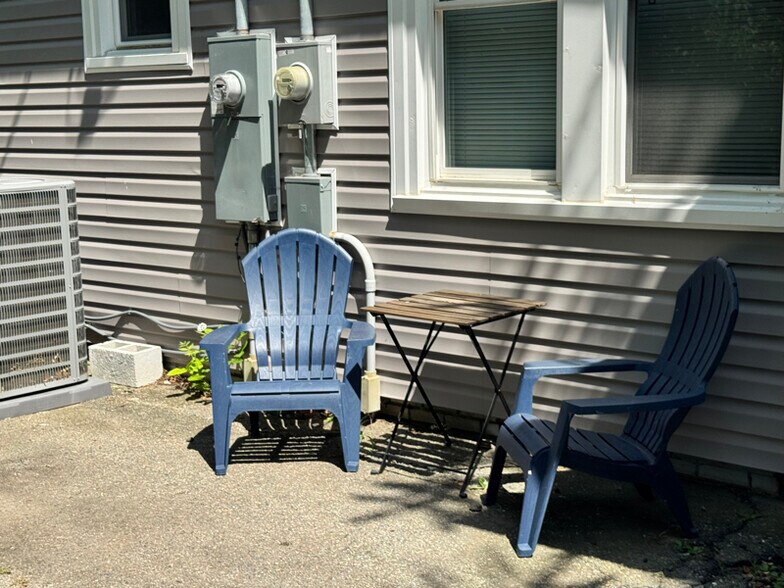 Building Photo - 214 E Horah St