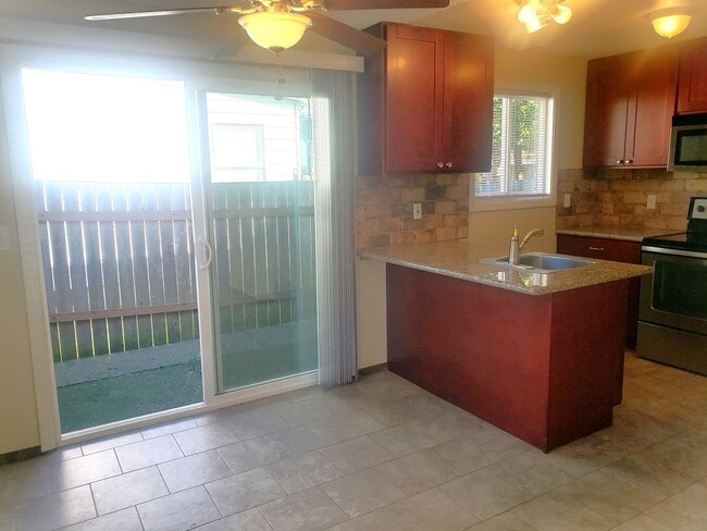 Building Photo - Inner SE Portland Duplex in Brooklyn!