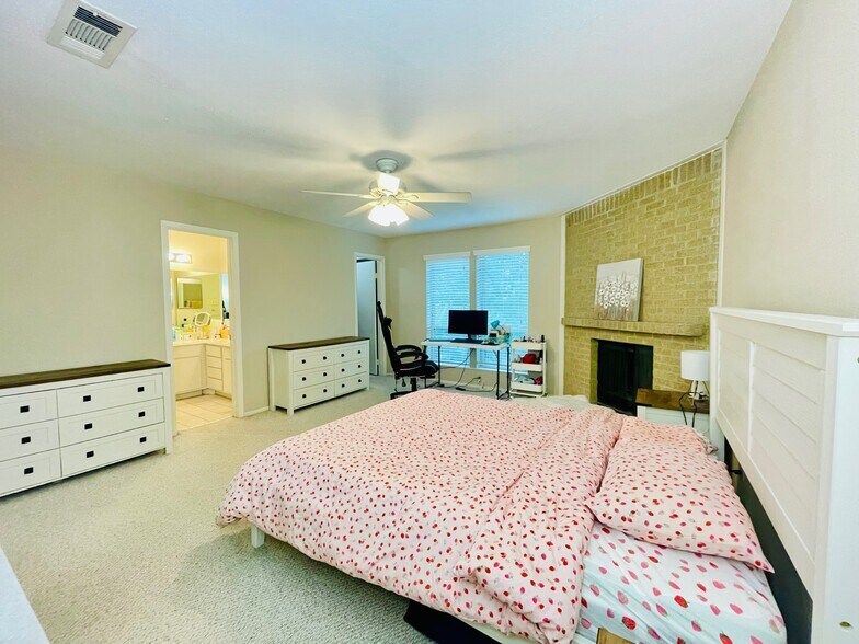 Primary Suite with double sinks and walk in closet - 8263 Wednesbury Ln